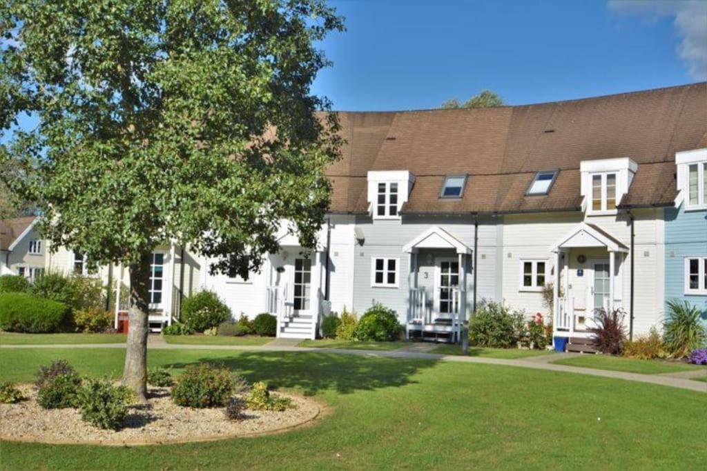 Charming Lake House Nature Retreat In Cotswold Water Park, South Cerney Near Cirencester Exterior photo