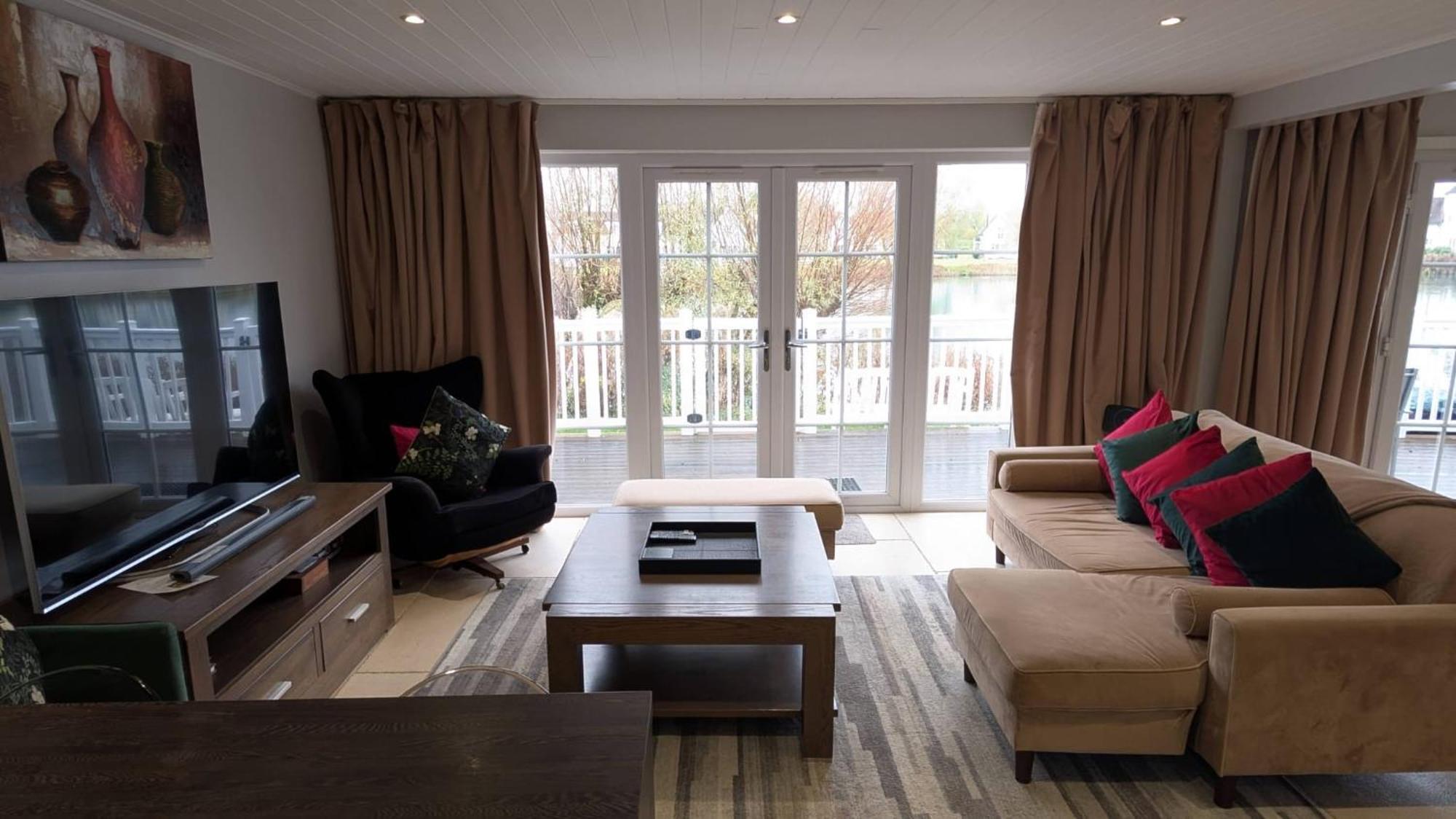 Charming Lake House Nature Retreat In Cotswold Water Park, South Cerney Near Cirencester Exterior photo