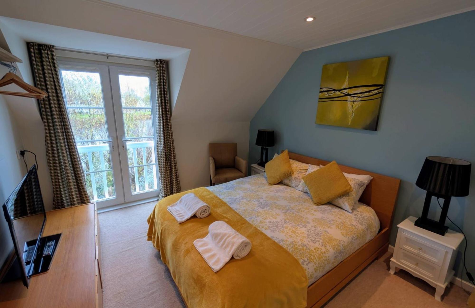 Charming Lake House Nature Retreat In Cotswold Water Park, South Cerney Near Cirencester Exterior photo